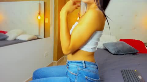 Snapshot of little_jenni chatting on January 27, 1:52 pm online show from January 27, 1:52 pm