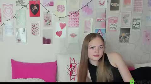 Snapshot of little_radiant_sun chatting on October 18, 8:18 am Kriss online show from October 18, 8:18 am