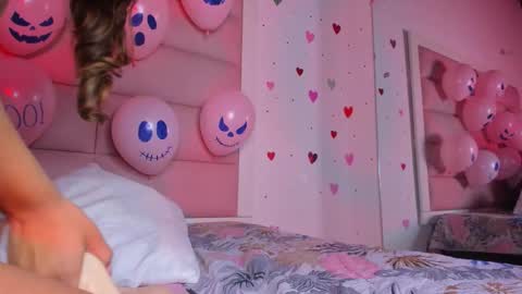 littlee_emma_ online show from October 13, 5:42 am