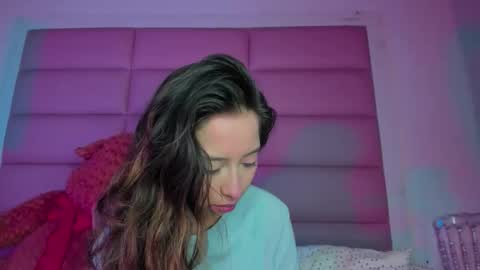 littlee_emma_ online show from December 22, 3:35 am