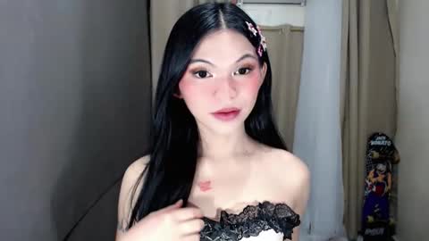 littlelace_ online show from April 10, 9:36 am