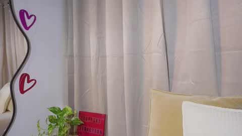 littletammy_ online show from December 21, 4:46 pm