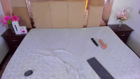 Liz  online show from February 11, 7:50 pm