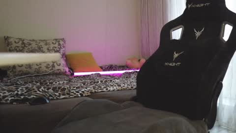 Snapshot of llittle_mi chatting on October 9, 9:59 am Mila online show from October 9, 9:59 am