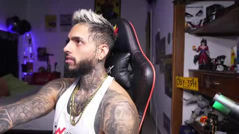 logan_hugh8 online show from April 12, 9:19 pm