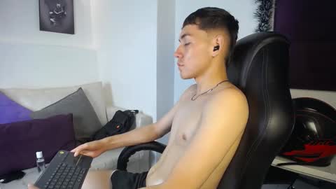 Loganfoster  online show from December 21, 9:21 pm