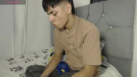 loganjhonson19 online show from April 14, 3:54 am