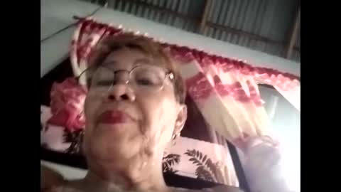 Snapshot of lolamommie chatting on October 12, 11:06 pm tey online show from October 12, 11:06 pm