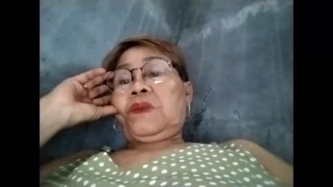 Snapshot of lolamommie chatting on October 7, 7:04 am tey online show from October 7, 7:04 am