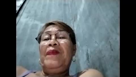 Snapshot of lolamommie chatting on October 19, 10:42 am tey online show from October 19, 10:42 am