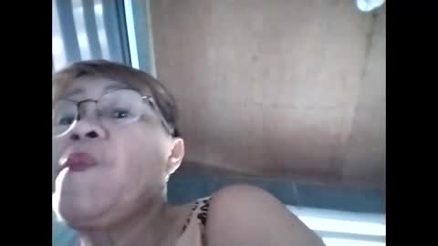 Snapshot of lolamommie chatting on October 16, 8:03 am tey online show from October 16, 8:03 am