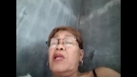 Snapshot of lolamommie chatting on October 5, 7:17 am tey online show from October 5, 7:17 am