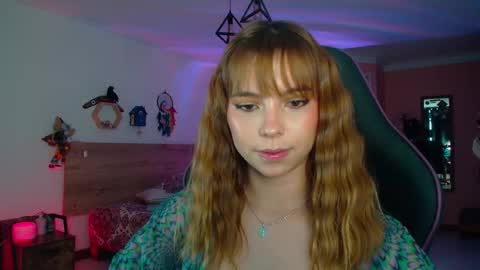 Snapshot of lolaverse chatting on October 18, 8:57 pm Lola doll online show from October 18, 8:57 pm
