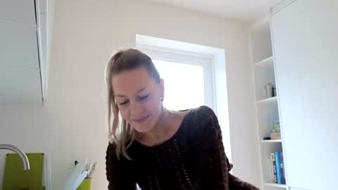 Em online show from December 21, 11:49 am