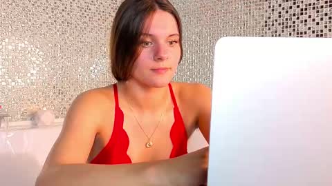 Snapshot of lorettadunnelli chatting on October 5, 6:48 pm Chloe for Fan BlackHole online show from October 5, 6:48 pm