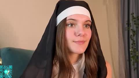 Snapshot of lorettadunnelli chatting on October 19, 6:12 pm Chloe for Fan BlackHole online show from October 19, 6:12 pm