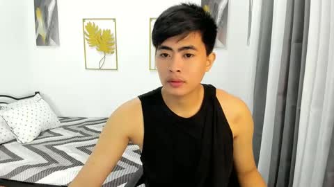 Snapshot of louie_cute_asian chatting on February 18, 12:28 pm Kylie online show from February 18, 12:28 pm