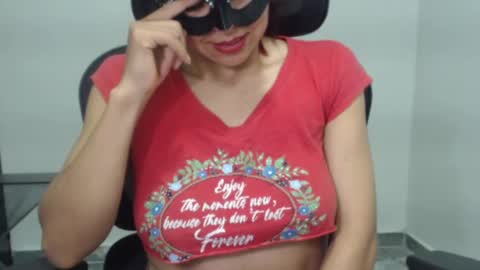Snapshot of love_gatubela chatting on February 22, 1:00 am Nina online show from February 22, 1:00 am