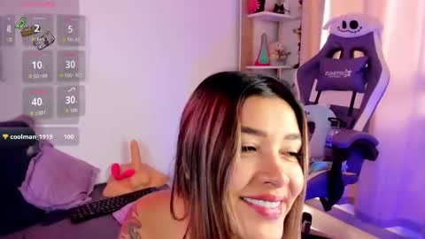 Snapshot of lovejuana_ chatting on October 1, 1:21 pm online show from October 1, 1:21 pm
