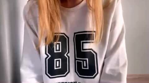 Ella online show from November 29, 6:21 am