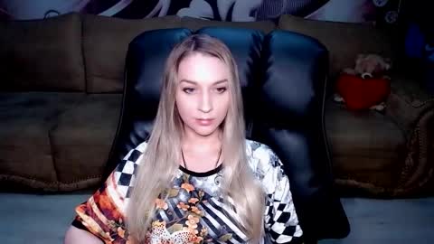 Snapshot of lovellymalina chatting on October 4, 5:22 pm private open online show from October 4, 5:22 pm