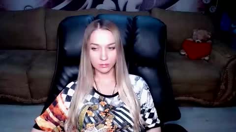 Snapshot of lovellymalina chatting on October 19, 5:06 pm private open online show from October 19, 5:06 pm