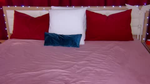 Snapshot of lovelycaroline_ chatting on October 2, 1:26 am Caroline online show from October 2, 1:26 am
