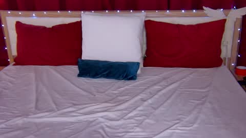 Snapshot of lovelycaroline_ chatting on September 27, 1:36 am Caroline online show from September 27, 1:36 am
