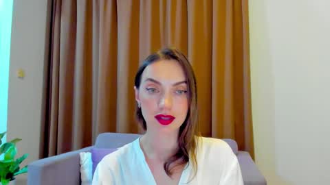 Snapshot of lovelyeemia chatting on October 20, 10:31 am Mia online show from October 20, 10:31 am