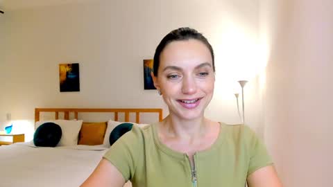 Snapshot of lovelyeemia chatting on December 4, 12:30 pm Mia online show from December 4, 12:30 pm