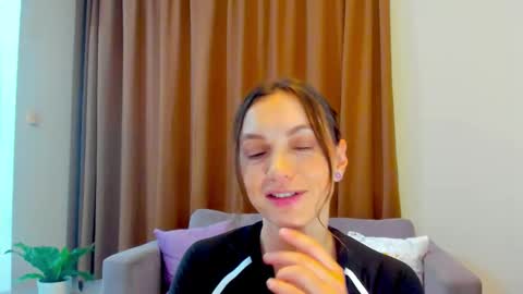 Snapshot of lovelyeemia chatting on September 12, 10:28 am Mia online show from September 12, 10:28 am