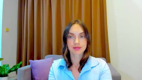 Snapshot of lovelyeemia chatting on October 14, 10:40 am Mia online show from October 14, 10:40 am