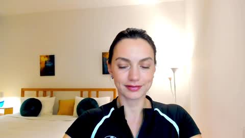 Snapshot of lovelyeemia chatting on December 6, 1:16 pm Mia online show from December 6, 1:16 pm