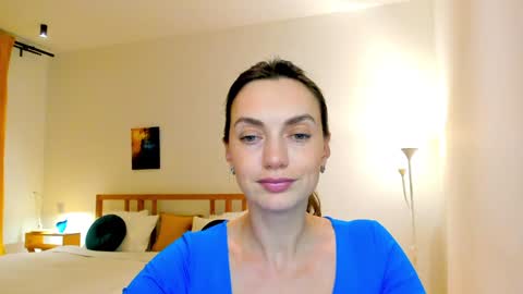 Snapshot of lovelyeemia chatting on December 8, 5:01 pm Mia online show from December 8, 5:01 pm
