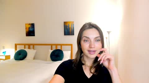 Snapshot of lovelyeemia chatting on December 11, 4:31 pm Mia online show from December 11, 4:31 pm