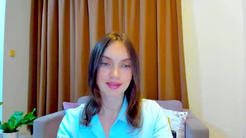 Snapshot of lovelyeemia chatting on October 10, 10:54 am Mia online show from October 10, 10:54 am