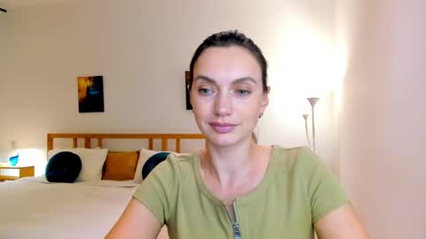 Snapshot of lovelyeemia chatting on December 4, 5:05 pm Mia online show from December 4, 5:05 pm