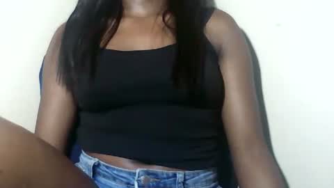 lovelylarra online show from January 17, 7:44 pm