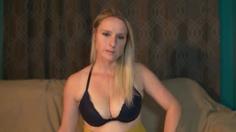 Snapshot of lovingsummer chatting on September 25, 9:44 pm Summer online show from September 25, 9:44 pm