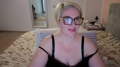 luana online show from December 5, 8:24 am