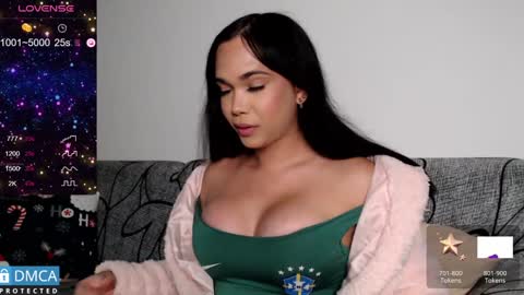 Snapshot of luara_ chatting on December 7, 1:46 pm luara_ online show from December 7, 1:46 pm