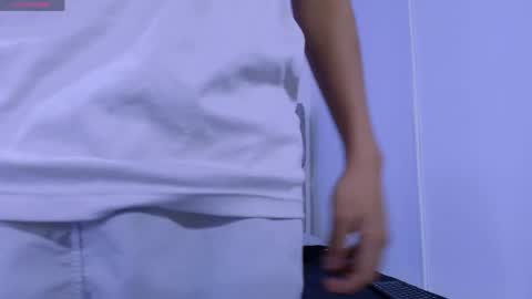 luca_voss1 online show from April 15, 11:57 am