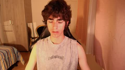 Snapshot of lucas_xo chatting on September 22, 4:05 am lucas_xo online show from September 22, 4:05 am