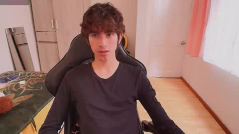 Snapshot of lucas_xo chatting on September 10, 7:37 pm lucas_xo online show from September 10, 7:37 pm