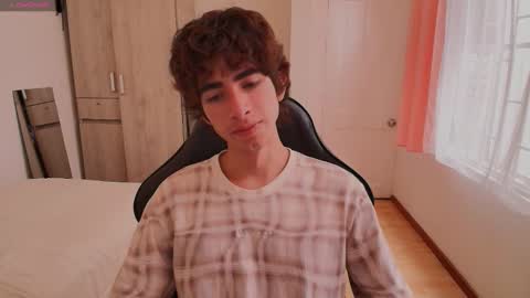 Snapshot of lucas_xo chatting on September 17, 8:34 pm lucas_xo online show from September 17, 8:34 pm