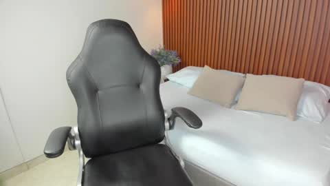 L U C C I A online show from September 11, 1:01 pm