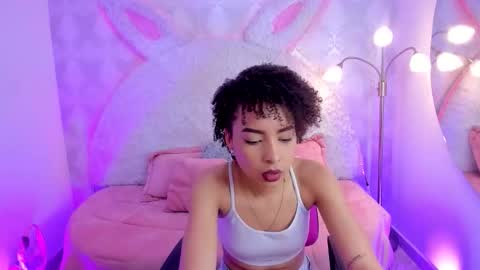Snapshot of lucia_janne chatting on October 15, 8:20 pm Lucla online show from October 15, 8:20 pm