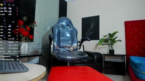 L U C I A online show from April 25, 1:52 pm