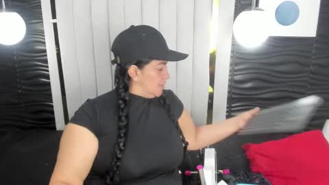 Snapshot of lucia_vonne chatting on February 19, 11:49 am Lucia Vonne online show from February 19, 11:49 am