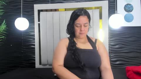 Snapshot of lucia_vonne chatting on February 24, 11:10 am Lucia Vonne online show from February 24, 11:10 am